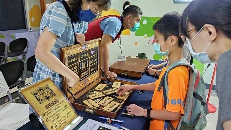 學童在科工館以遊戲探索箱關卡